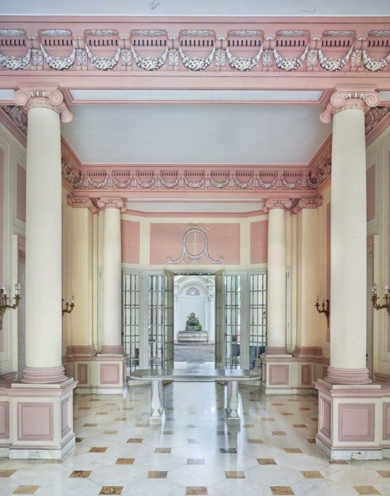 David Burdeny, Pink Room, Havana, Cuba, 2014 David Burdeny, Pink Room, Havana, Cuba, 2014